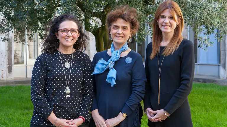 De izquierda a derecha, Dolores López, Mercedes Jover y Mari Cruz Díaz de Terán durante la presentación de un estudio elaborado en la Universidad de Navarra sobre la brecha salarial y desigualdad de las mujeres CEDIDA