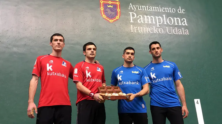 Los cuatro pelotaris en el frontón Labrit