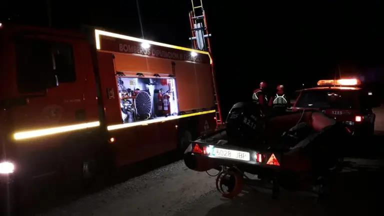 Los bomberos trabajan en el lugar de los hechos. DPZ