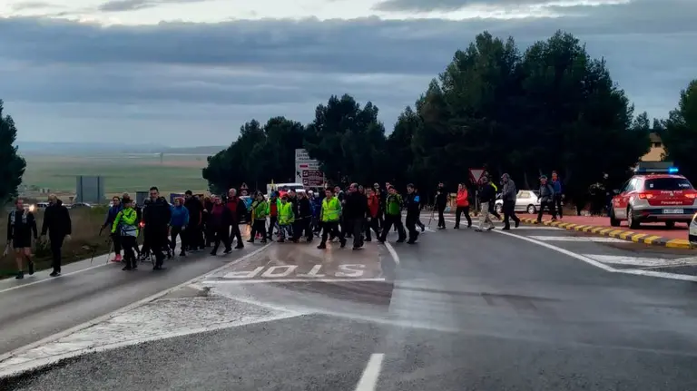Peregrinos camino a Javier en el cruce de los Abetos POLICÍA FORAL