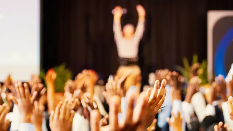 Varios jóvenes celebran una fiesta multitudinaria en un piso. ARCHIVO