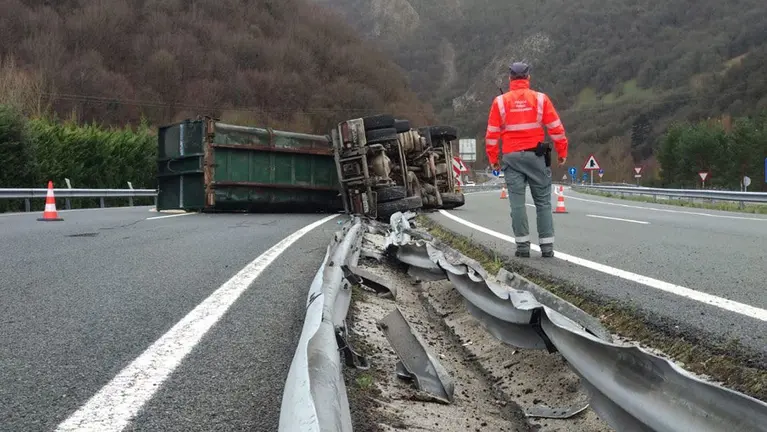 Un camión ha volcado en la autovía A-15, a la altura de Latasa, y ha provocado el corte de un carril en cada sentido de circulación La Policía Foral ha regulado el tráfico POL FORAL