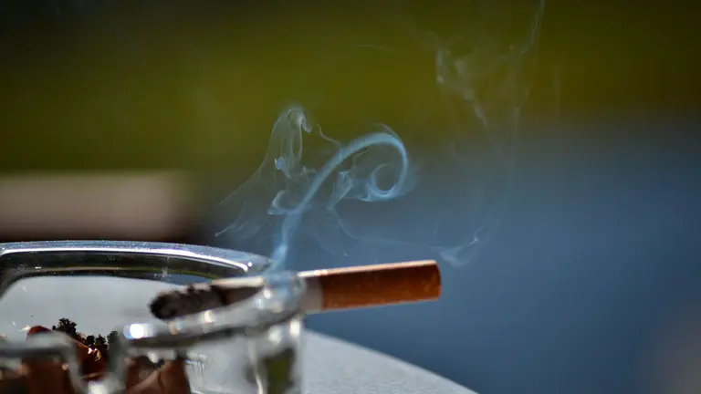 Un cenicero en un bar. ARCHIVO