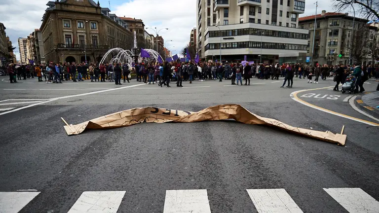 Corte de tráfico en la rotonda de Merindades por la huelga feminista del 8 de marzo, Día Internacional de las Mujeres MIGUEL MURUZABAL