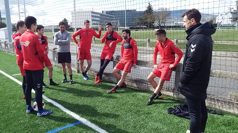 Santiago Castillejo con sus jugadores en Tajonar