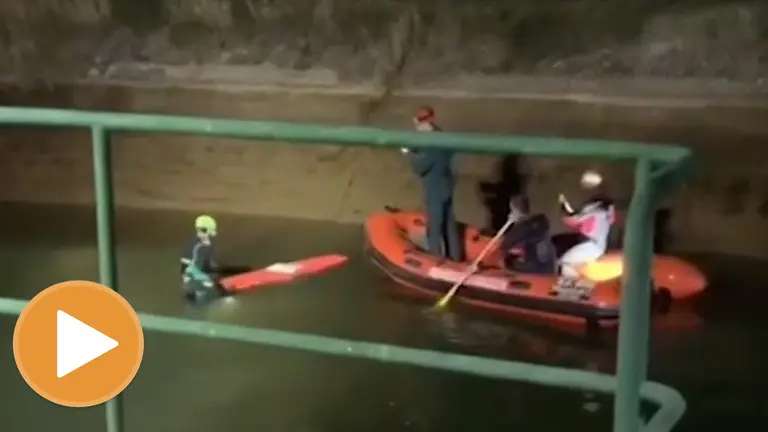 Imagen de uno de los buceadores que ha encontrado el cuerpo del joven. DPZ