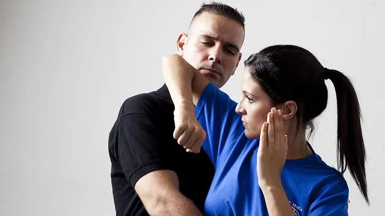 Una mujer se forma en defensa personal femenina enfocada en posibles casos de violencia de género para protegerse de un posible agresor ARCHIVO