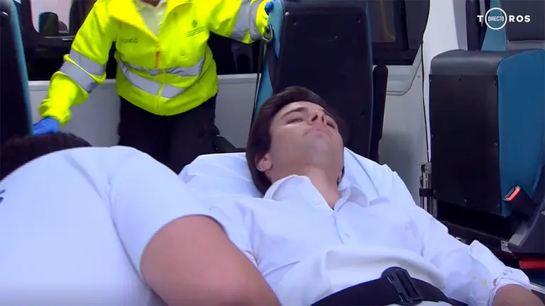 Toñete, en el momento de ser trasladado en ambulancia tras su cogida en Olivenza.