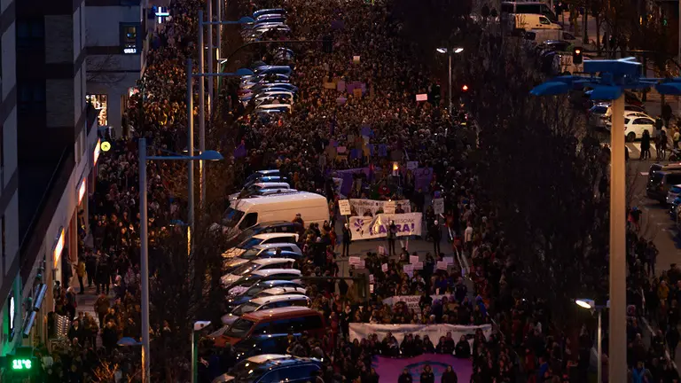Una manifestación  feminista recorre las calles de Pamplona por el 8M . PABLO LASAOSA 11