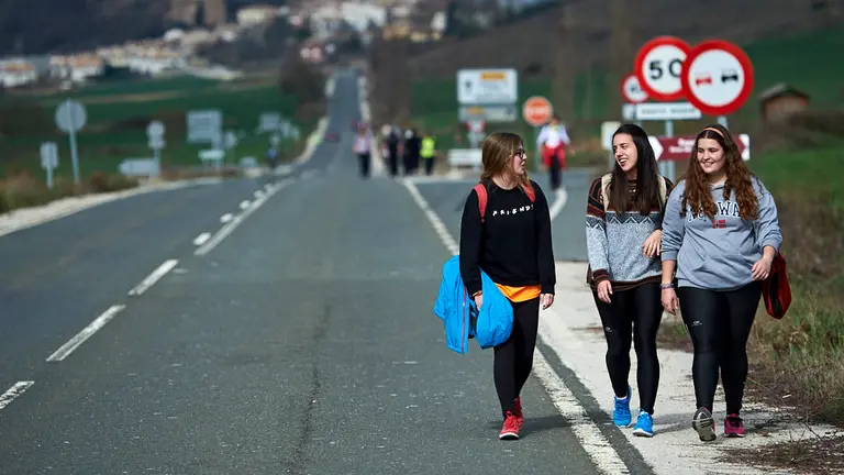 Varias personas peregrinan hacia Javier en el primer fin de semana de las Javieradas 2019. MIGUEL OSÉS 3