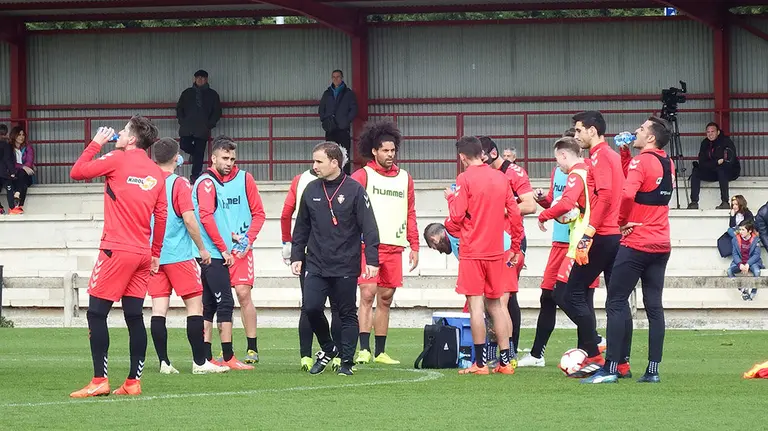 Arrasate con sus jugadores en Tajonar