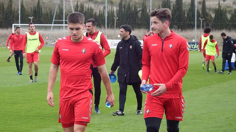 Los jugadores de Osasuna Endika y Olavide en Tajonar