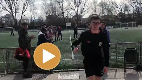 Momento en el que el árbitro sale aplaudido por los dos equipos del terreno de juegop