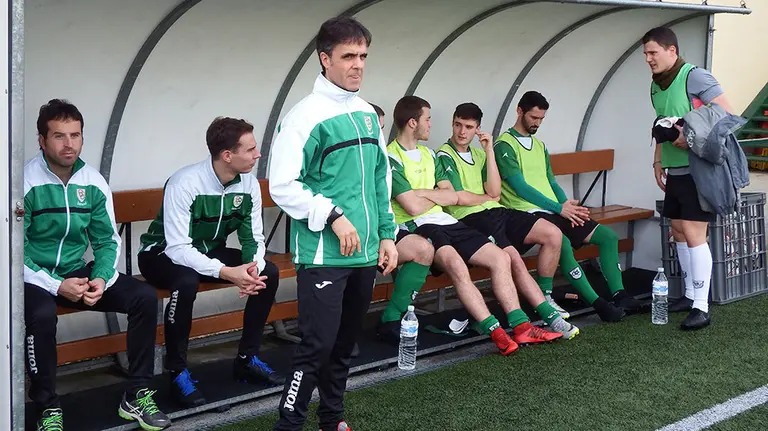 Bebeto de pie junto al banquillo de Oberena.