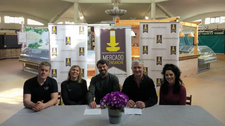 Firma del acuerdo en el Mercado del Ensanche CEDIDA