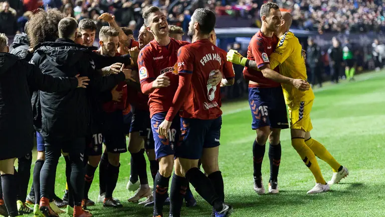 Partido entre Osasuna y Málaga disputado en el estadio de El Sadar (29). IÑIGO ALZUGARAY