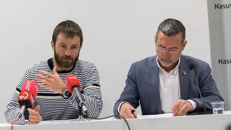 Miguel Laparra, y el alcalde de Estella, Koldo Leoz, firman un convenio para rehabilitar el edificio del antiguo hospital de la localidad y promover vivienda de alquiler. IÑIGO ALZUGARAY