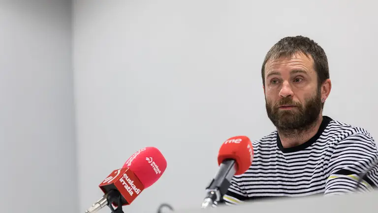 Miguel Laparra, y el alcalde de Estella, Koldo Leoz, firman un convenio para rehabilitar el edificio del antiguo hospital de la localidad y promover vivienda de alquiler. IÑIGO ALZUGARAY