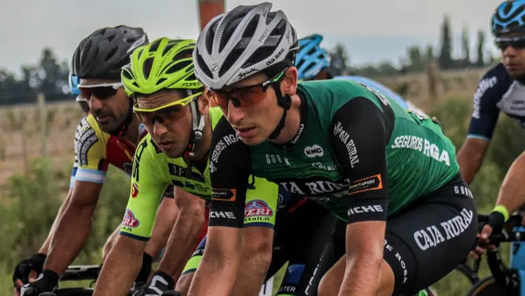 El navarro Julen Amezqueta en carrera con el maillot verde de su equipo. Cedida.