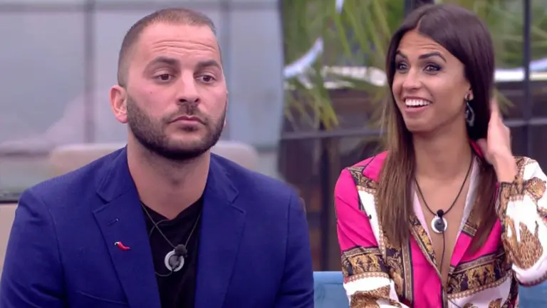 La pamplonesa Sofía Suescun aplaude ante un gesto de incredulidad de Antonio Tejado en El debate de GH DÚO TELECINCO