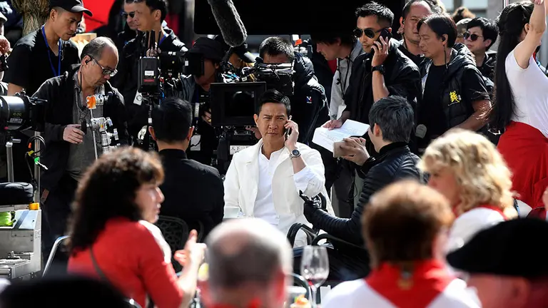 GRAF2808. SEGOVIA, 11/03/2019.- El actor de Hong Kong Cheung Ka Fai Nick (c), esta mañana en Segovia durante el rodaje de la película china titulada Line Walker Operation Midnight Shadow (Caminante de Línea. Operación Sombra de Medianoche), con la participación de más de ochocientas personas, un largometraje de acción que, en España, tendrá lugar en Segovia, Pamplona, Tafalla y Madrid.- EFE/ PABLO MARTIN