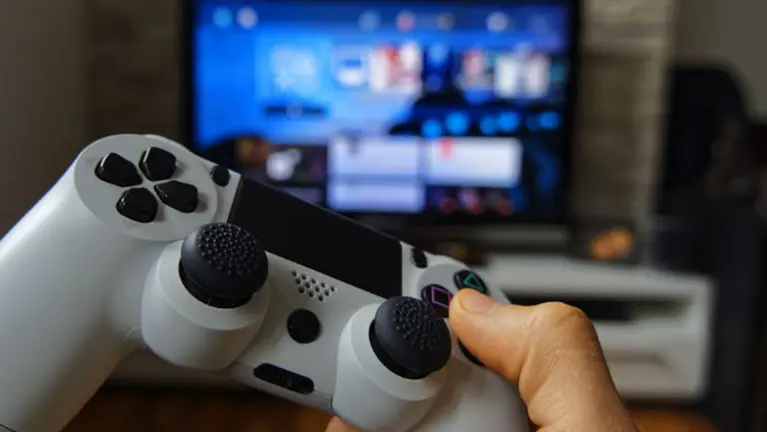 Una persona jugando a videojuegos ARCHIVO