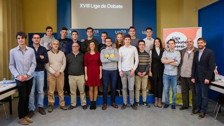 Foto de grupo de los equipos participantes, con el jurado de la liga de debate universitario de la UPNA