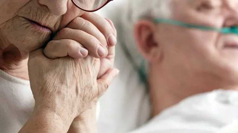 Una persona cuida de otra enferma en una residencia. ARCHIVO