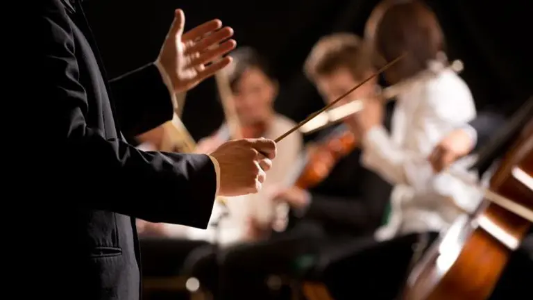 Un director de orquesta durante un concierto ARCHIVO