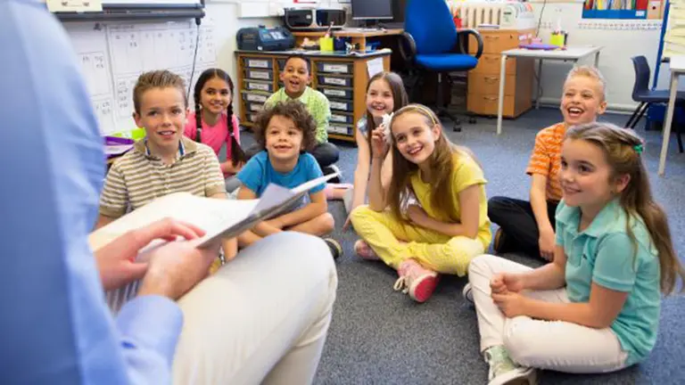 Varios niños en una clase mientras les cuentan un cuento. ARCHIVO