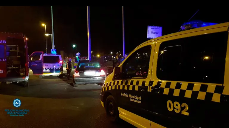 La Policía Municipal y los bomberos atienden el accidente ocurrido en la avenida de Guipúzca, en Pamplona. CEDIDA