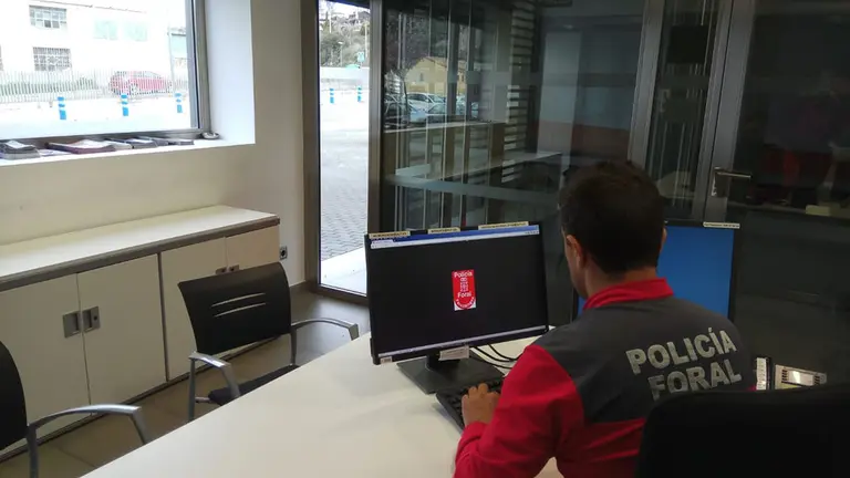 Un agente de la Policía Foral en la comisaría de Estella POLICÍA FORAL