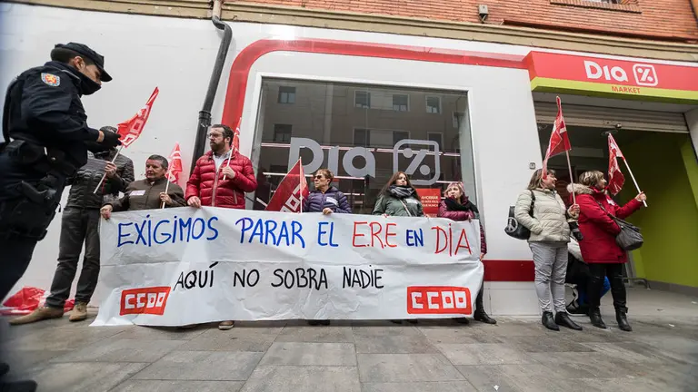 Concentración de la plantilla de Dia para exigir la paralización del ERE (03). IÑIGO ALZUGARAY