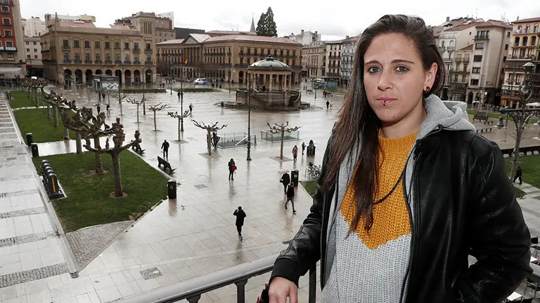 GRAFCAV2565. PAMPLONA, 13/03/2019.- La capitana de Osasuna Femenino Mai Garde, cuyo vídeo del momento en que su padre recibe como regalo una camiseta suya se ha vuelto viral, con casi tres millones de reproducciones, ha asegurado en una entrevista con Efe que en este momento está "cumpliendo un sueño".Mai Garde (Pamplona, 1987) fue una de las jugadoras de Osasuna que el pasado domingo derrotaron al Eibar ante un estadio de El Sadar repleto, con 10.250 espectadores, en un partido que era vital para las navarras para mantener sus aspiraciones de ascenso a la Liga Iberdrola.Y en ese partido, en la grada de El Sadar, se encontraba José Luis, el padre de Mai, con una camiseta muy especial, la de Osasuna con el nombre de su hija, que ésta le había regalado horas antes por su cumpleaños. El emotivo vídeo de ese momento muestra a José Luis rompiendo a llorar en brazos de su hija. Casi tres millones de personas lo han reproducido en Twitter y 40.000 lo han reenviado. EFE/ Jesús Diges
