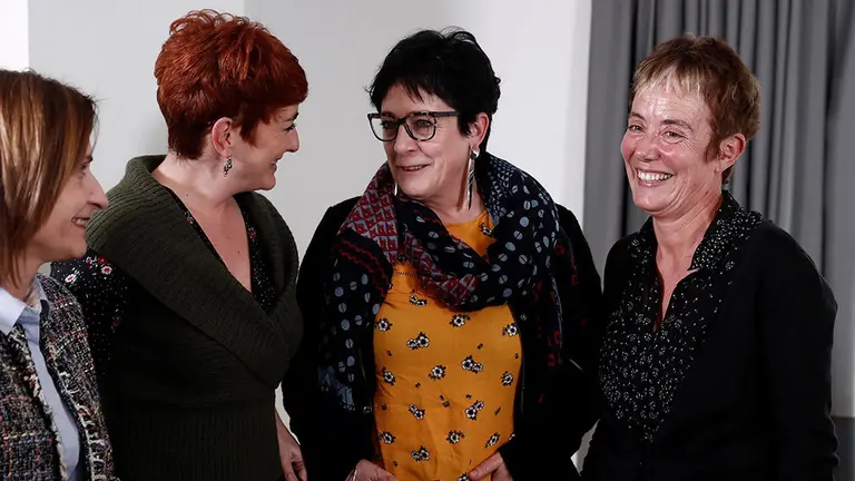 GRAFCAV2574. PAMPLONA, 13/03/2019.- La madre de uno de los jóvenes condenados por la agresión en Alsasua a dos guardias civiles y portavoz del colectivo de los familiares "Altsasu Gurasoak", Isabel Pozueta (d), encabezará la lista de EH Bildu de Navarra al Congreso, un marco desde el que luchará contra las "injusticias".Así lo ha señalado la propia Pozueta en conferencia de prensa, arropada por entre otros, la candidata de la formación abertzale a la presidencia de Navarra Bakartxo Ruiz (2i), en un acto en el que ha explicado las razones que le han llevado a aceptar "con mucho orgullo el planteamiento y la oferta" realizada por EH Bildu. EFE/ Jesús Diges