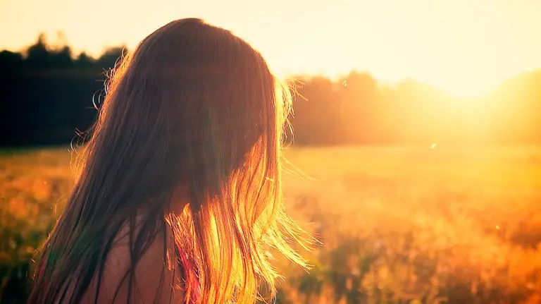 Las órdenes reflexiona contra los roles habitualmente impuestos a la mujer.