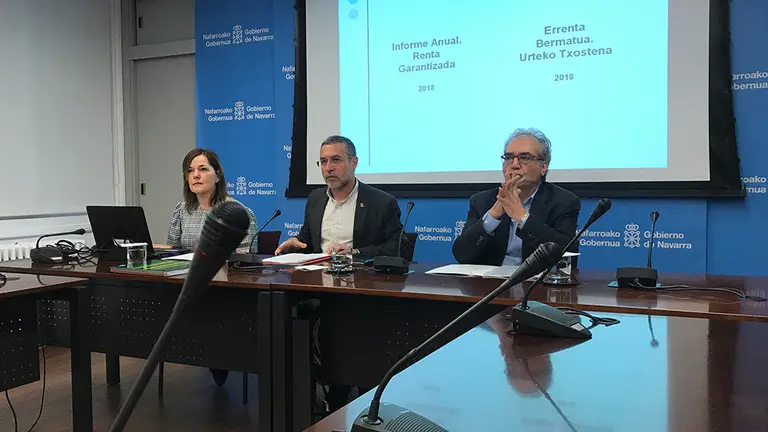 Gema Mañú, el vicepresidente Miguel Laparra y Patxi Tuñón durante la presentación del informe periódico y anual de Renta Garantizada GOBIERNO DE NAVARRA