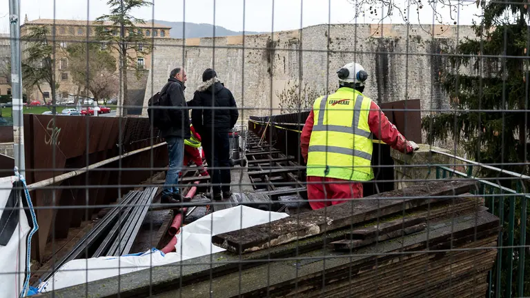 Desmontaje de la pasarela peatonal del Labrit de Pamplona (01). IÑIGO ALZUGARAY