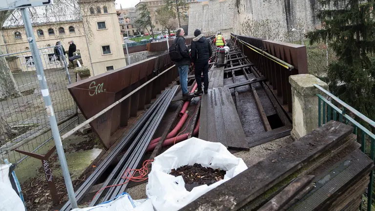 Desmontaje de la pasarela peatonal del Labrit de Pamplona (05). IÑIGO ALZUGARAY