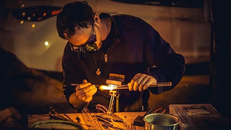 Un hombre trabajando en una empresa ARCHIVO