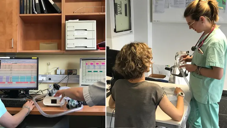 Varios profesionales sanitarios enseñan a una paciente a usar una máquina para mejorar las apneas del sueño. CEDIDA