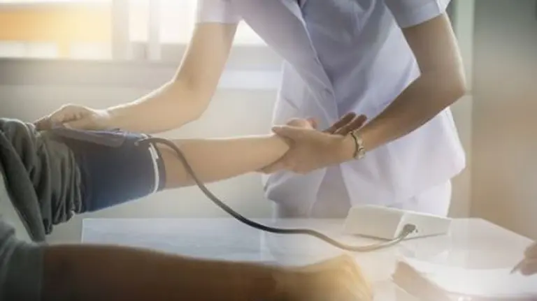 Una enfermera atendiendo a un paciente en un hospital ARCHIVO
