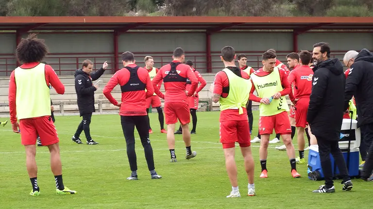 Arrasate hablando con sus jugadores de Osasuna en Tajonar