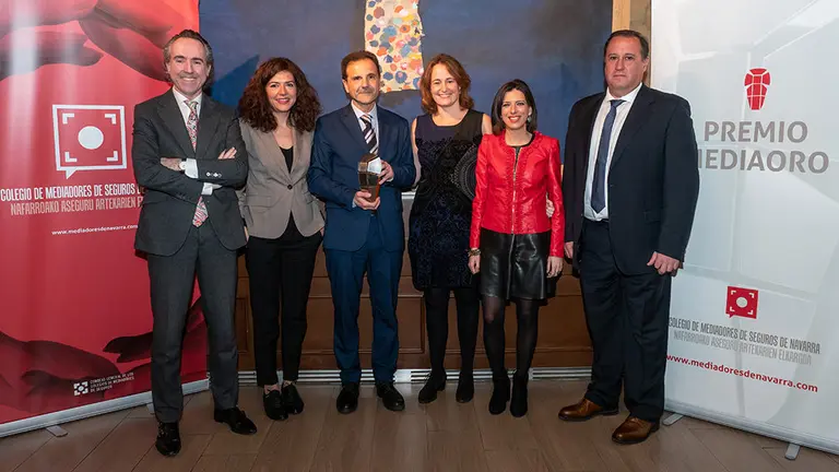 Parte de la Junta Directiva del Colegio de Mediadores de Seguros de Navarra junto con Enrique Sánchez. Foto: EDU SANZ