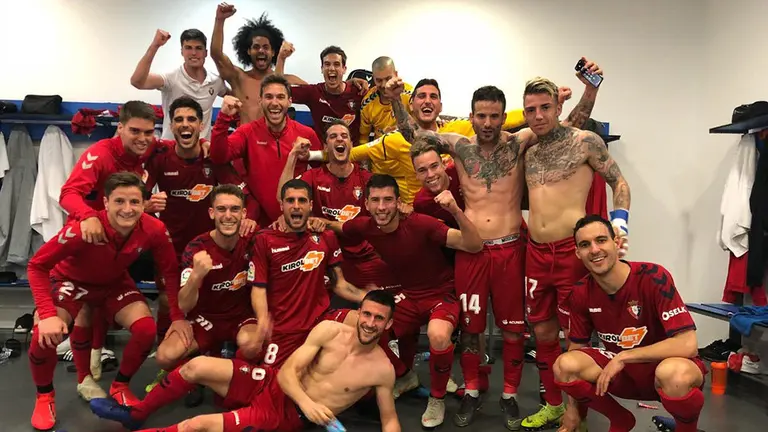 Los jugadores rojillos celebran su victoria en el vestuario de La Rosaleda, ante el Málaga (1-2).Twitter CA Osasuna.