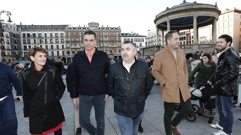 GRAFCAV2655. PAMPLONA, 15/03/2019.- El presidente del Gobierno de España y candidato del PSOE, Pedro Sánchez (c), ha participado este viernes en Pamplona en un acto político de los socialistas navarros junto a la presindenta del PSN, María Chivite (2i).EFE/ Jesús Diges