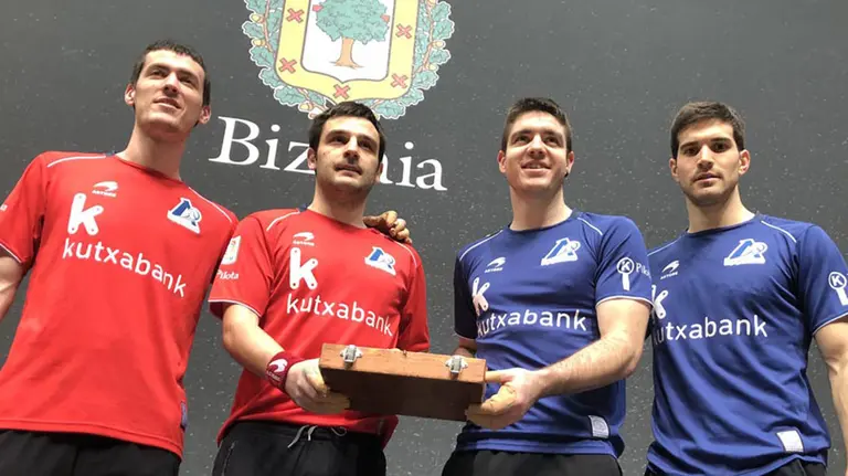 Los pelotaris Elezkano, Rezusta, Irribarria y Zabaleta en el frontón Bizkaia de Bilbao. Web de Aspe.