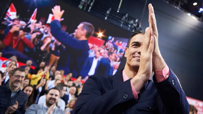 El Presidente del Gobierno de España, Pedro Sanchez, durante su acto político en Pamplona acompañado de María Chivite y Santos Cerdán. PABLO LASAOSA 8 (5)