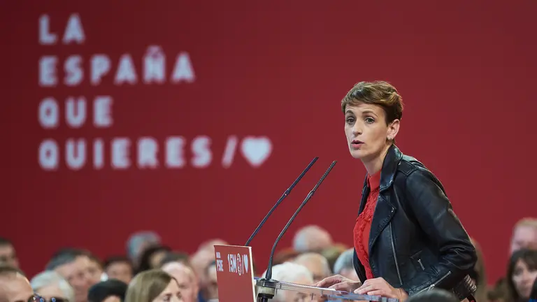 El Presidente del Gobierno de España, Pedro Sanchez, durante su acto político en Pamplona acompañado de María Chivite y Santos Cerdán. PABLO LASAOSA 8 (25)