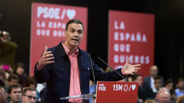 El Presidente del Gobierno de España, Pedro Sanchez, durante su acto político en Pamplona acompañado de María Chivite y Santos Cerdán. PABLO LASAOSA 8 (30)